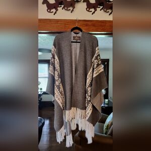 NWOT Gray and White Patterned Poncho